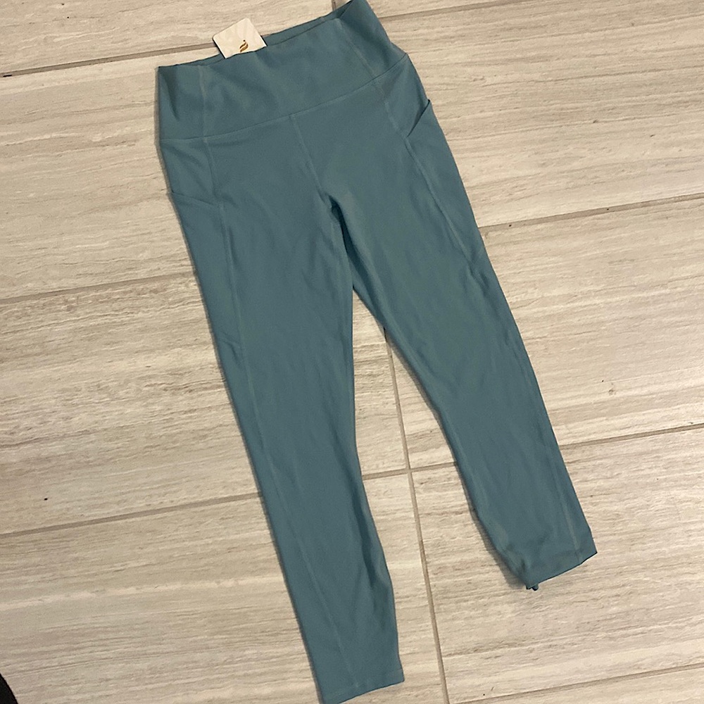 Fabletics Seafoam Green leggings with side pockets, size S (NWT)